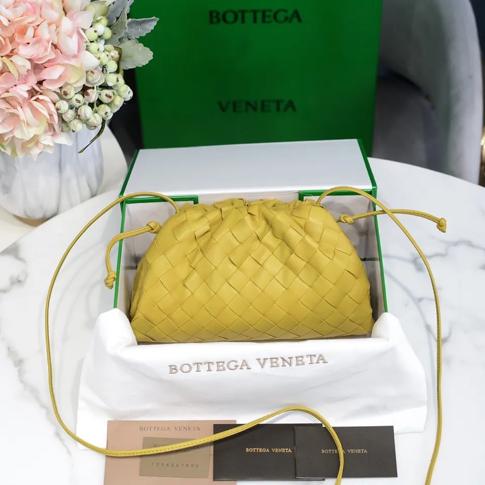 Batch 1260 large grid weaving The pouch cloud bag is the first series designed by former Celine designer Daniel Lee after joining BV. The upper body is extremely ecstatic ~ fashionable and classy ~ elegant and concise, lazy and intellectual size: 23*13*8 [Little Cloud Rough Weave#]